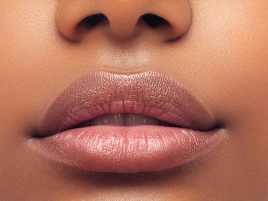 L'hyperpigmentation des lèvres peut avoir plusieurs causes. Elle peut être d'origine hormonale, liée à une carence en vitamines ou même à une exposition au soleil.
