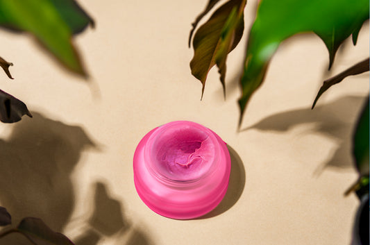 FRench Kissy Baume - Ne cherche plus ! Nous avons enfin trouvé la solution pour éclaircir tes lèvres afin d'obtenir une teinte uniformes et naturelles.  En effet, peu importe les raisons pour lesquelles tes lèvres sont foncées ( consommation de tabac, utilisation de produits décapants, ou même raisons génétiques), avec le baume French Kissy, tes lèvres retrouveront une couleur harmonieuse et unifiée.
